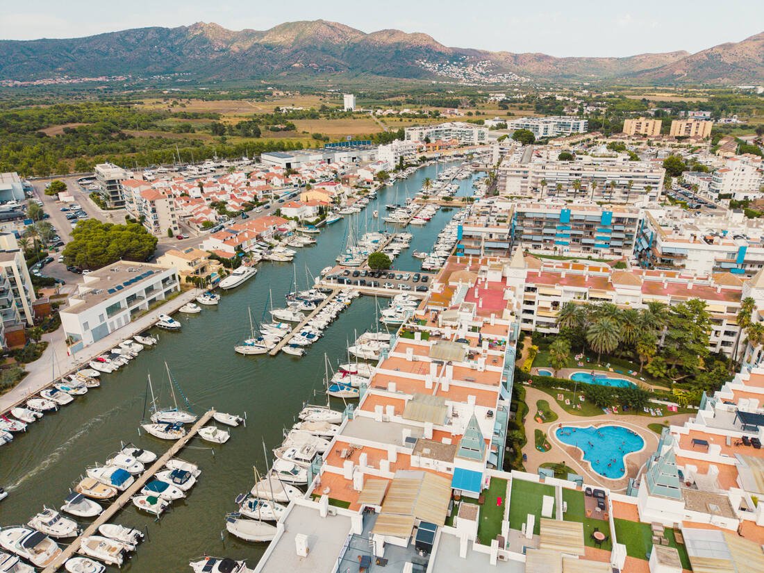 Vista aérea con dron de la marina de Roses, Costa Brava