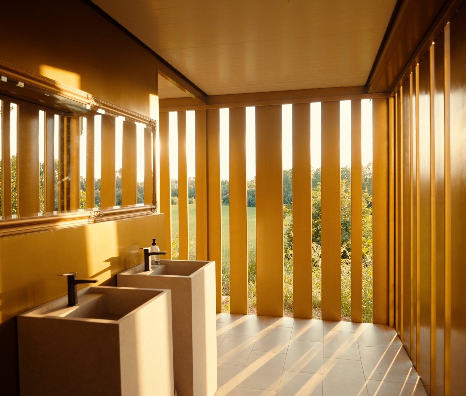 Pasillo interior con luz cálida y lamas de madera, propiedad premium en la Costa Brava